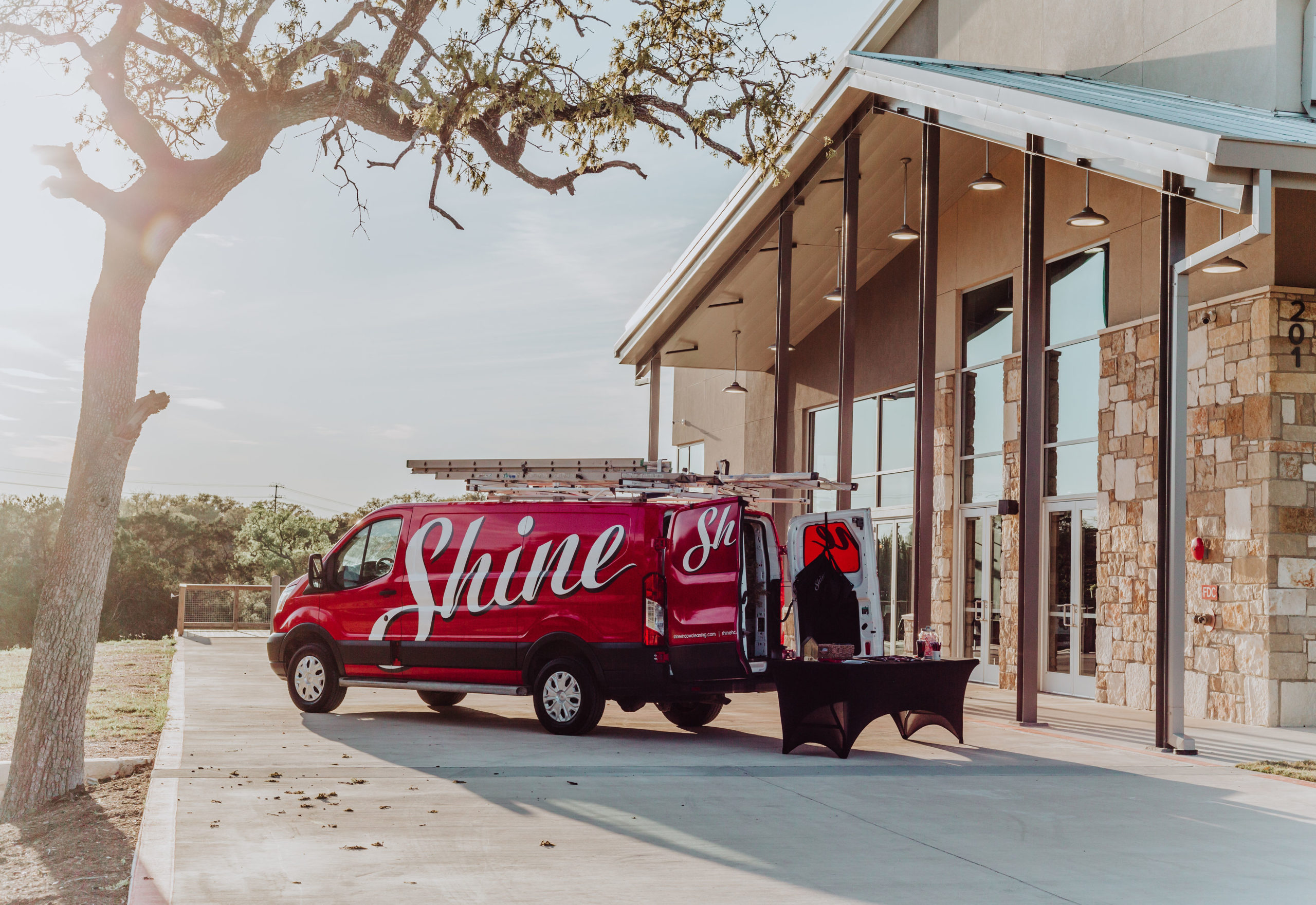 Shine truck in front of a house, referring Shine services.